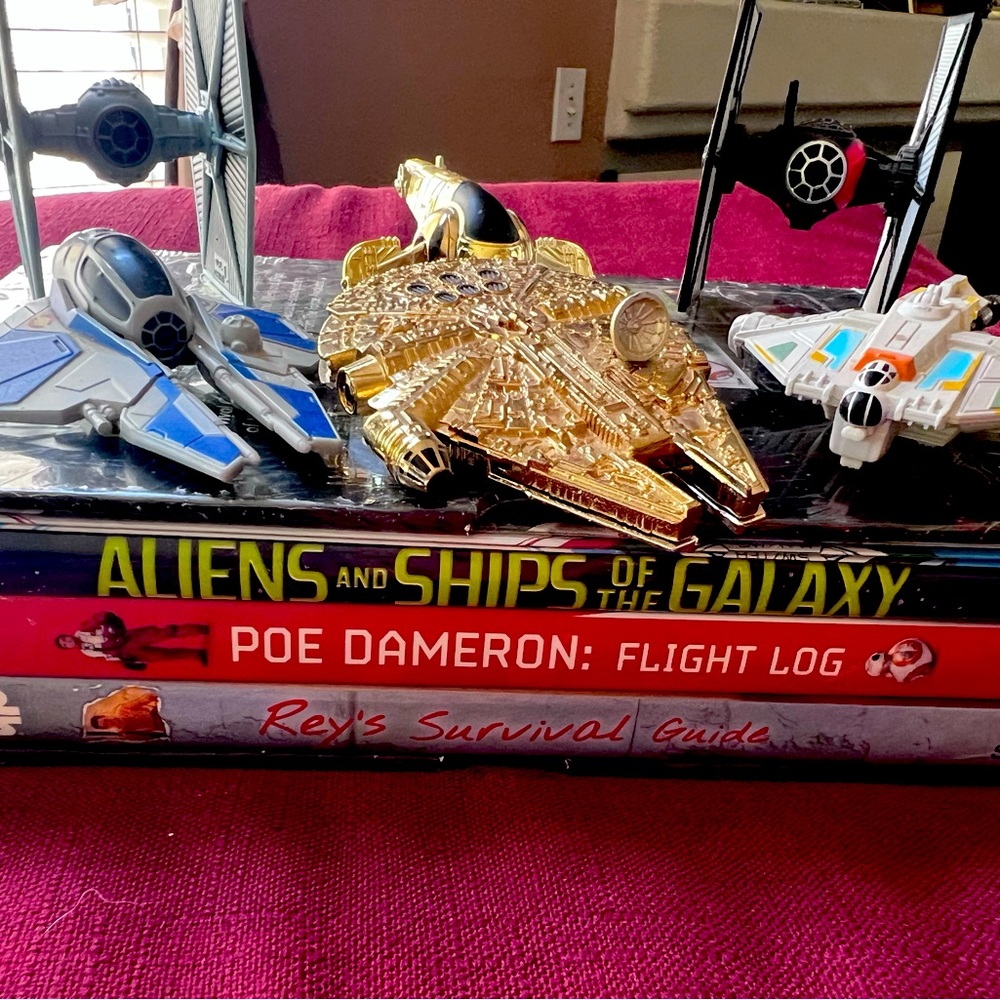 Star Wars 6 piece die cast ships. 3 piece Bookset